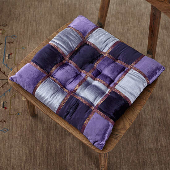 Фиолетовая декоративная подушка на стул