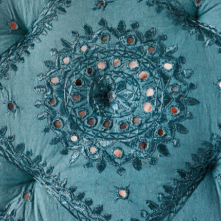 Яркая голубая подушка ручной работы с вышивкой
