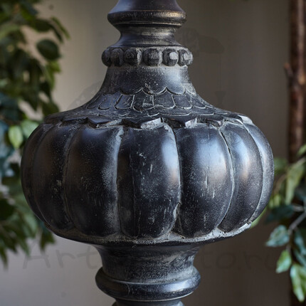 Настольная лампа с черным деревянным основанием