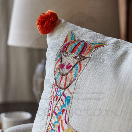 Декоративная подушка с вышивкой альпака